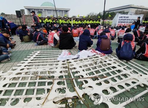 경찰청장 "민주노총 국회시위 불법행위 엄정 수사"