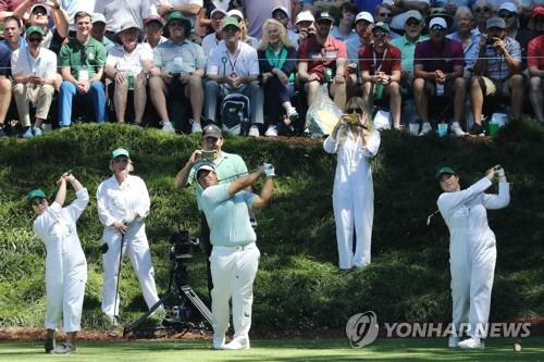 마스터스 파3 콘테스트에 캐디로 나선 LPGA 쭈타누깐 자매