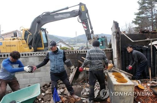 '사라지는 정든 보금자리'…강원 산불피해 주택 철거 시작