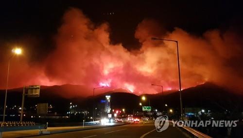 '사라지는 정든 보금자리'…강원 산불피해 주택 철거 시작