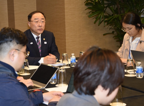 홍남기 "일자리안정자금, 내년 중단 어렵고 단계적으로 줄여야"