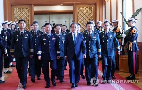 文대통령 "칼은 칼집 속에 있을때 무서워…평화 이끄는 軍 돼야"