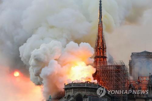 교황청, 노트르담 화재에 "佛·유럽가톨릭 상징 파괴…큰 슬픔"