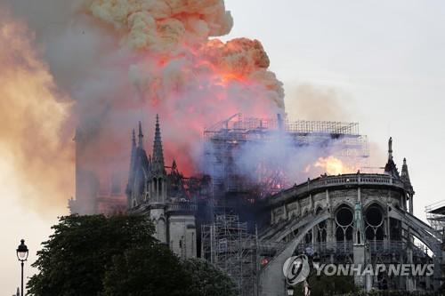 日 "노트르담 대성당 화재 복구지원 적극 검토"