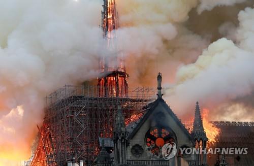 관람객 입장 직전 울린 경보…믿기지 않는 노트르담 화재 순간