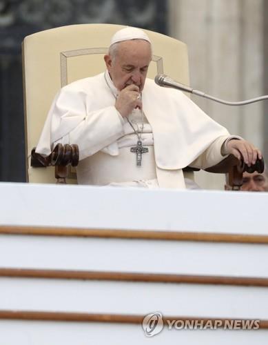 프란치스코 교황 "프랑스 가톨릭·파리 시민 위해 기도"