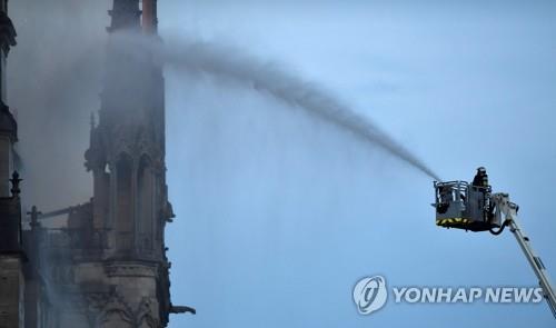 소방관들 '인간사슬' 엮고 사투 끝에 노트르담 유물 구해