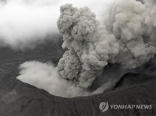 日 규슈 활화산 아소산 분화…연기 200ｍ까지 치솟아