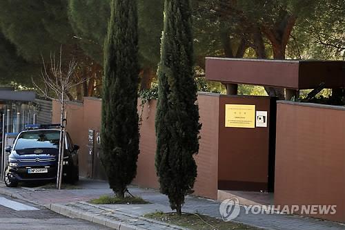 美, 스페인 北대사관 습격단체 회원 첫 체포…주동자 집 급습도