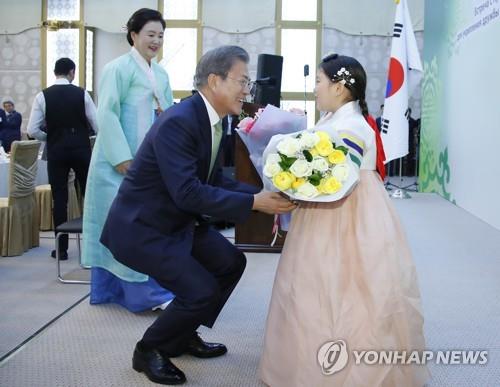 우즈베크서 동포간담회 연 文대통령 "고려인들 보니 뭉클"