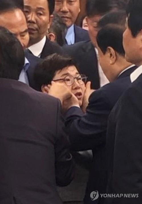한국당 "文의장, 임이자 양볼 만져 성추행"…의장직 사퇴 촉구