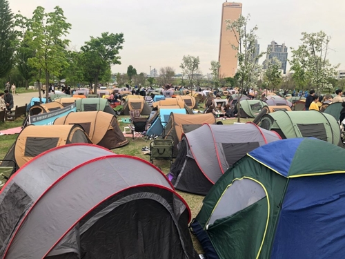 텐트 불법대여에 한강공원 '몸살'…철거시간 임박해도 계속 영업