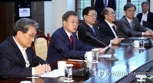 文대통령 "불법폐기물 처리 연내로…투기이득 범법자 엄중처벌"