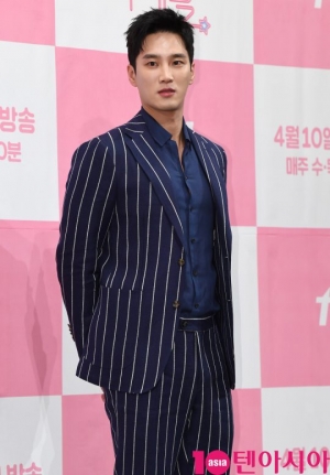 [TEN PHOTO]안보현 &#39;떨리는 포토타임&#39;
