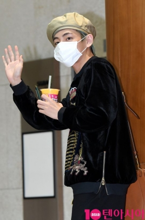 [TEN PHOTO]방탄소년단 뷔 &#39;마지막 'LOVE YOURSELF' 월드투어 콘서트 출국&#39;