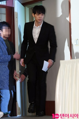 [TEN PHOTO] 긴급 기자회견에 입장하는 박유천