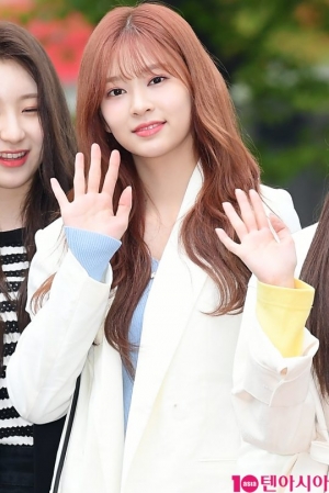 [TEN PHOTO] 아이즈원 김민주 &#39;청순 미소&#39;