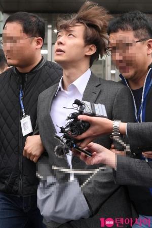 [TEN PHOTO] 박유천 &#39;포승줄 묶인 채 수원 남부경찰서로&#39;