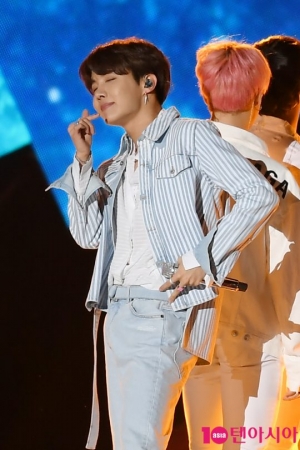 [TEN PHOTO] 방탄소년단 제이홉 &#39;심장 꽉 잡아&#39;