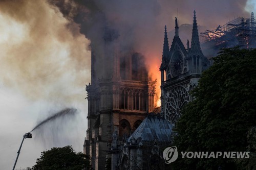 마크롱 "노트르담성당 최악은 피해…국민과 함께 재건할 것"