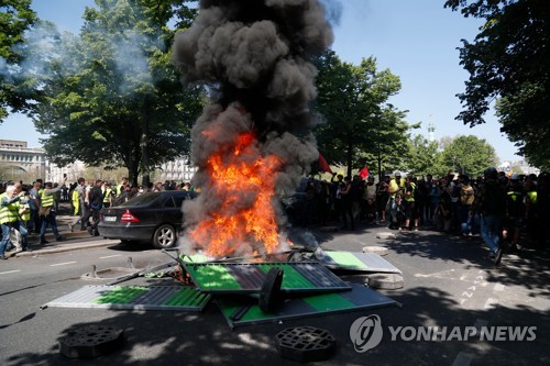 파리 노트르담 성당 인근 통제 속 '노란 조끼' 시위 계속돼