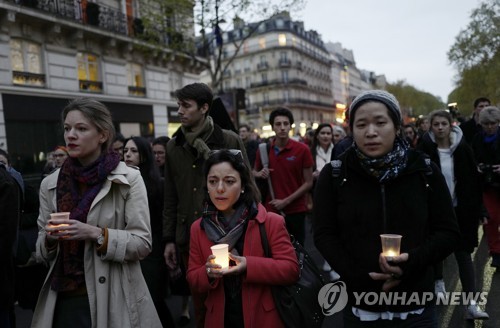 "연대하며 희망을"…이틀째 노트르담 곁을 지킨 파리지앵들