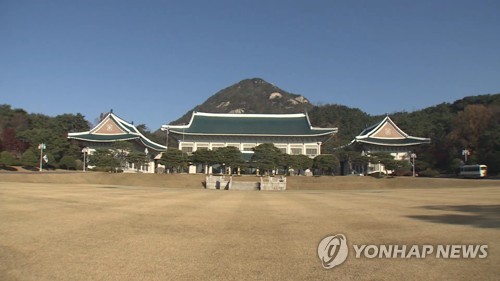 靑, '패스트트랙 대치'에 말 아껴…조국, SNS로 野 우회비판