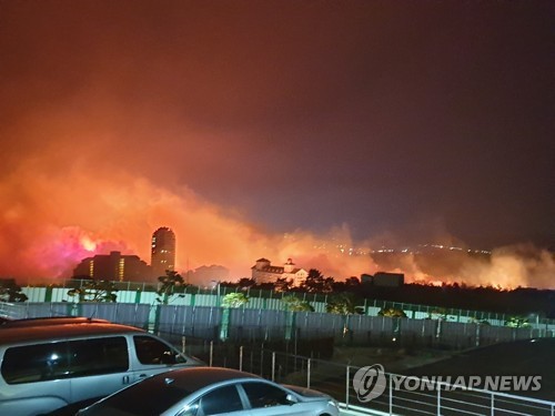 강원 인제 이어 고성도 산불…인근 콘도 숙박객·주민 대피 중