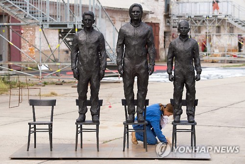 열린사회의 수호자 vs 서방 안보의 적…어산지 극과 극 평가