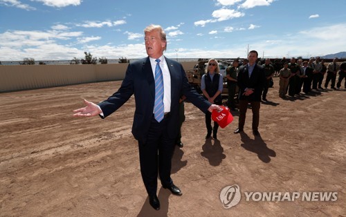 "우리나라 꽉 찼다"…국토장관 날린 트럼프, 국경폐쇄 또 압박