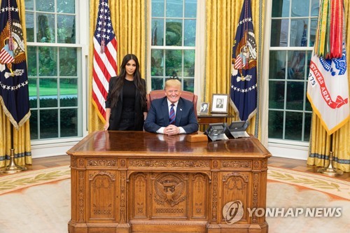 1억3000만 팔로워 거느린 TV스타 카다시안, 변호사 시험 도전