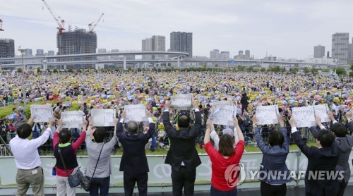 교도 "日국민 54%, 아베 총리 재임 중 개헌에 '반대'"
