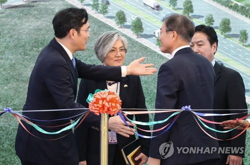 文대통령, 삼성 국내사업장 첫방문…'종합반도체 강국' 비전 밝혀