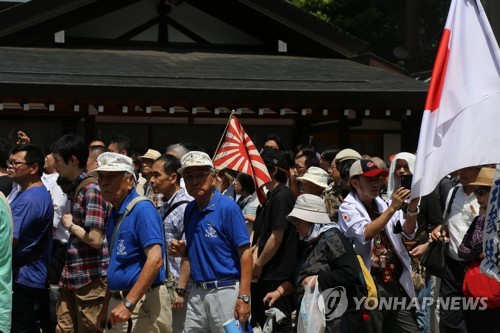 日의원들, A급전범 합사 야스쿠니 참배…韓정부 "깊은 유감"