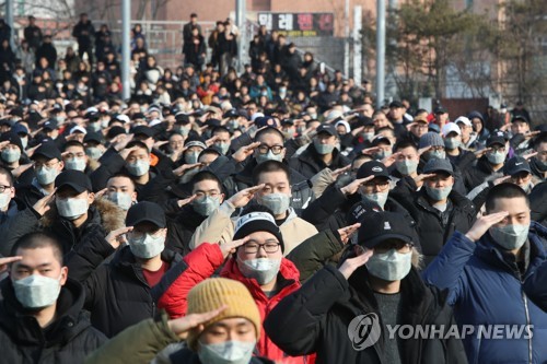 "20대男 72%, 남자만 군대가는 징병제는 성차별"