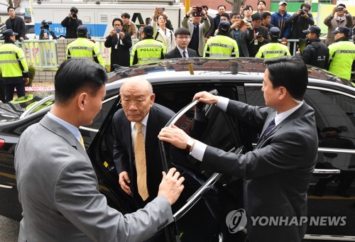 "전두환 전 대통령 법정서 졸아…결례 범했다" 변호인 사과