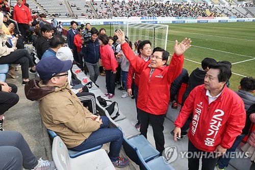 與, '축구장유세 반칙' 황교안 맹비난…"민폐" "갑질" "몰상식"