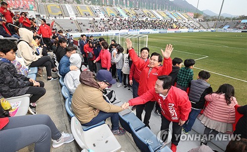 경남FC, '황교안 축구장 유세' 논란에 "도의적·법적 책임져야"