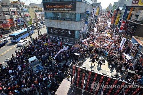 인재 판명 포항지진…포항시민 3만명 거리서 대책 요구