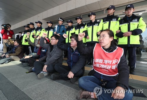 "노동법 개악 저지"…민주노총 국회 경내 진입해 연좌농성