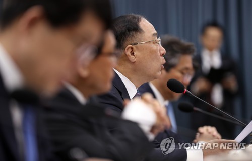 홍남기 "미세먼지·경기·일자리 추경…4월 하순 국회 제출"