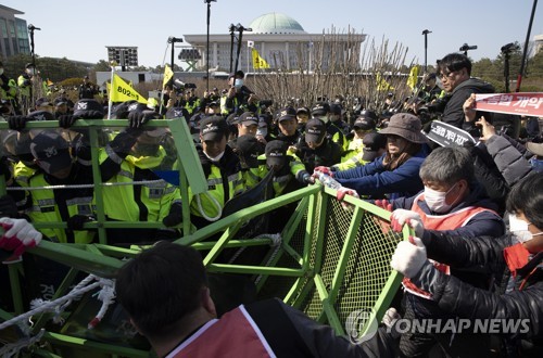 경찰 "민주노총 시위 불법행위자, 엄정 사법처리 방침"