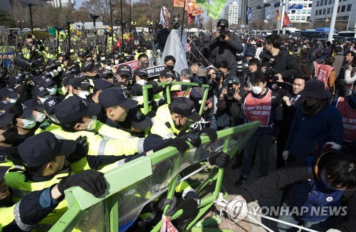 '집회 불법행위' 민주노총 시위자들, 경찰 출석요구에 전원 불응