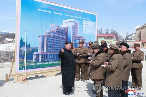 '혁명성지 삼지연' 찾은 김정은, 美에 맞서며 경제노선 이어가나