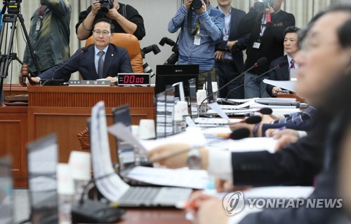 산불비상 속 정의용 국회 질의에 늦게 靑복귀…"한국당 책임론"