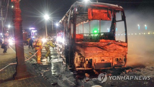 [강원산불] "학생 29명 탈출 직후 관광버스는 순식간에 불탔다"