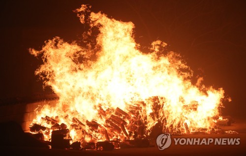 문대통령 "가용자원 모두 동원해 산불 총력대응" 긴급지시