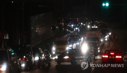 [강원산불 르포] "아파트 바로 앞까지 거센 불길이…무조건 막아야죠"