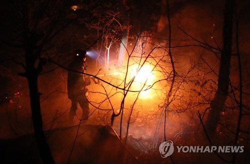 고성 산불에 소방차 872대 동원…오늘 헬기 51대 투입