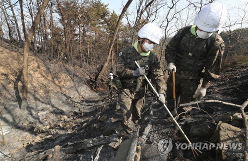 [강원산불] 잦아든 바람에 재발화 '잠잠'…8000명 밤샘 뒷불 감시